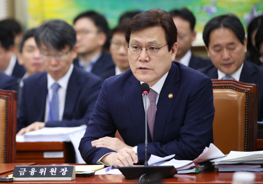 국감 질의 답하는 최종구 금융위원장      (서울=연합뉴스) 김인철 기자 = 최종구 금융위원회 위원장이 11일 오전 서울 여의도 국회에서 열린 정무위원회 금융위원회 국정감사에서 의원들 질의에 답하고 있다. 2018.10.11      yatoya@yna.co.kr  (끝)